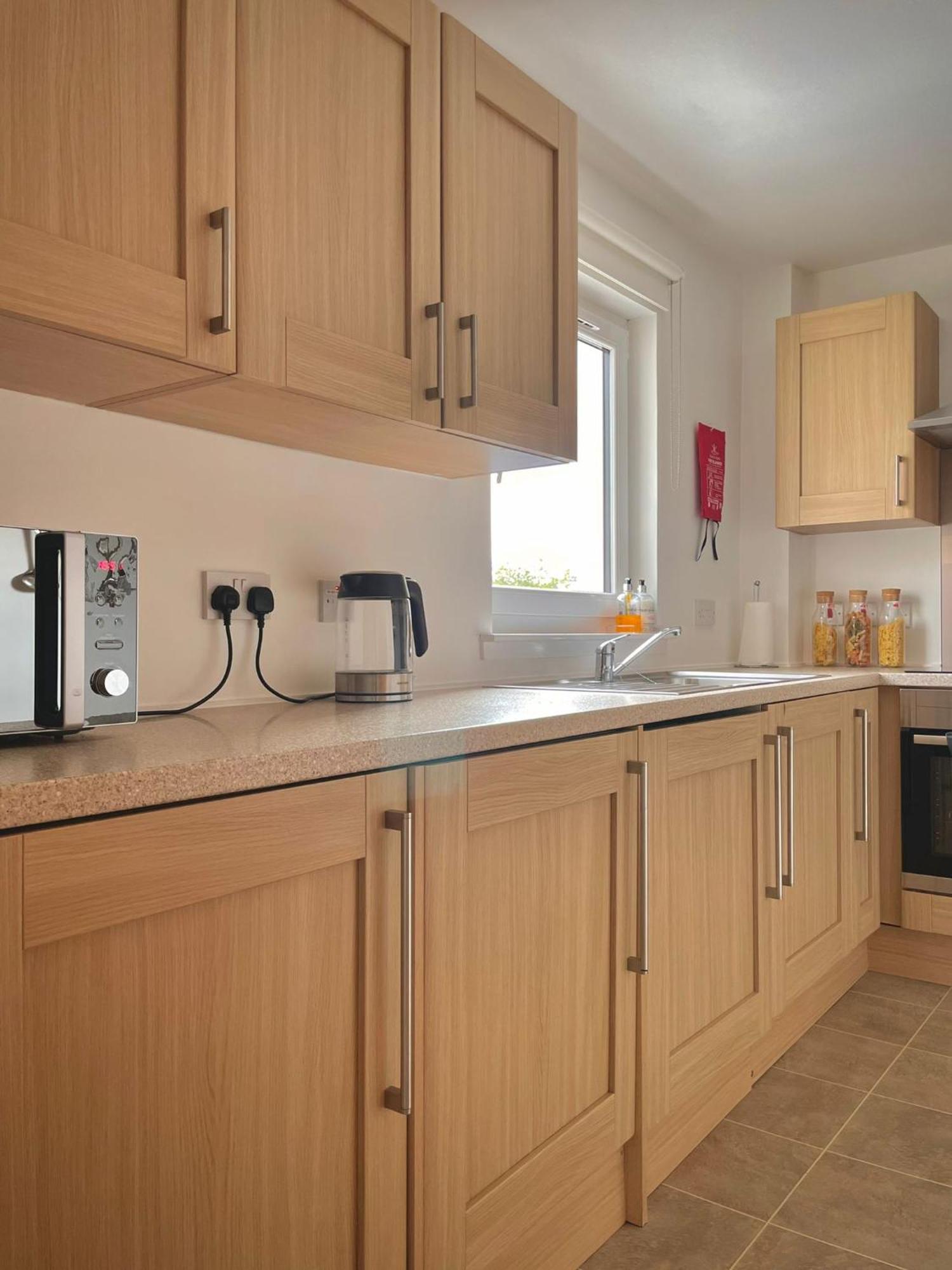Bright 2-Bedroom Apartment With Parking In Montrose Exterior foto